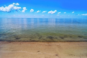 A beach with clear water and a sandy shore. - Rockport Getaway - Screened Porch, Near the Beach (Rockport)