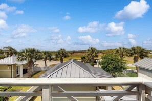 A residential area with houses, a clear sky, and palm trees. - Saltwater Serenity at the Reserve (Rockport)