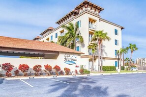 Un hôtel appelé « Las Marinas » avec un parking situé devant l’entrée.