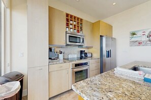 Eine moderne Küche mit Mikrowelle, Toaster und Kühlschrank.