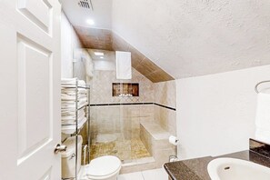 Ein Badezimmer mit Dusche, Toilette und Waschbecken.