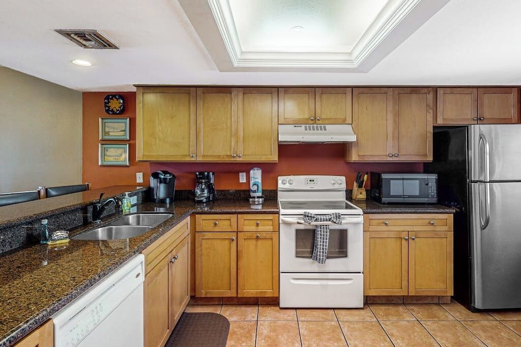 Coffee/tea maker, fridge, microwave, oven