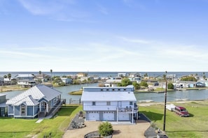 A coastal residential area with houses, a marina, and a body of water. - Bay Breeze House - Waterfront, Dock & Hot Tub (Rockport)