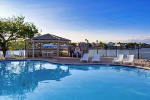 A swimming pool with lounge chairs and a covered seating area. - Casita da la Bahia - Boat Slip & Water Views (Rockport)