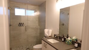 Bathroom - Mt Hood view in peaceful 3-bedroom house with AC in charming Happy Valley (Happy Valley)