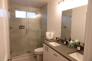 Bathroom - Mt Hood view in peaceful 3-bedroom house with AC in charming Happy Valley (Happy Valley)
