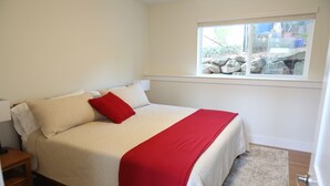 Room - Mt Hood view in peaceful 3-bedroom house with AC in charming Happy Valley (Happy Valley)