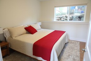 Room - Mt Hood view in peaceful 3-bedroom house with AC in charming Happy Valley (Happy Valley)
