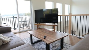 Living area - Mt Hood view in peaceful 3-bedroom house with AC in charming Happy Valley (Happy Valley)