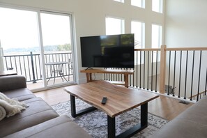 Living area - Mt Hood view in peaceful 3-bedroom house with AC in charming Happy Valley (Happy Valley)