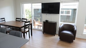 Dining - Mt Hood view in peaceful 3-bedroom house with AC in charming Happy Valley (Happy Valley)