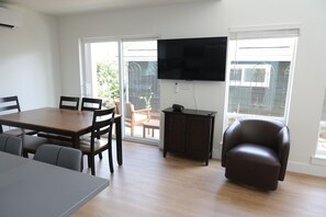 Dining - Mt Hood view in peaceful 3-bedroom house with AC in charming Happy Valley (Happy Valley)