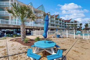 Ett semesterhotell med poolområde, utomhusplats och en flervåningsbyggnad med balkonger.