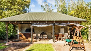 Outdoor dining - Hawkings Lodge - Kerikeri Holiday home (Kerikeri)