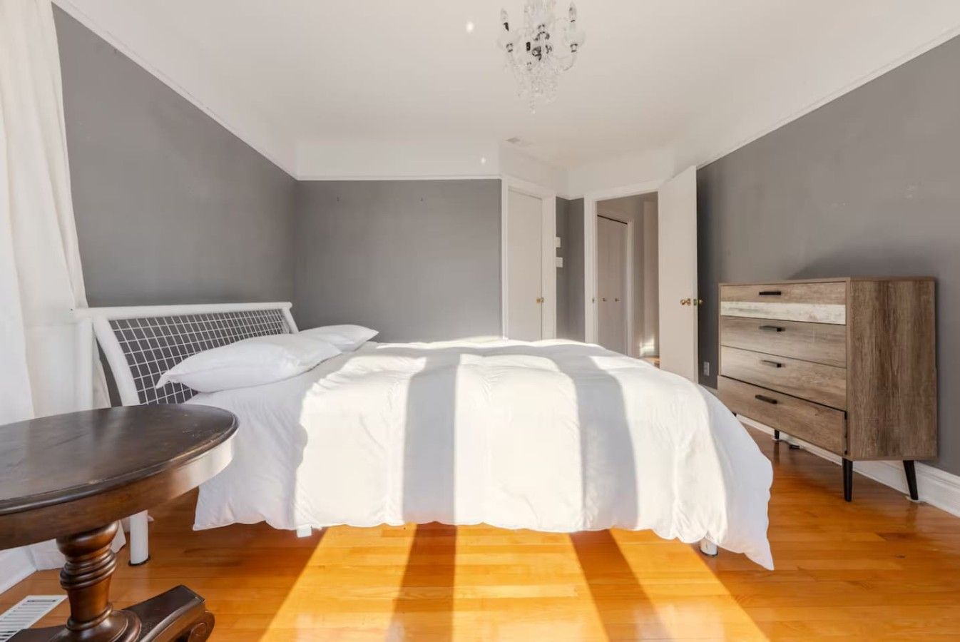 Ein Schlafzimmer mit einem Bett, einem Schminktisch und einem Tisch.