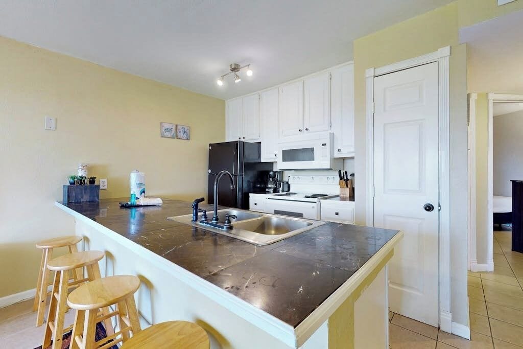 Coffee/tea maker, fridge, microwave, oven