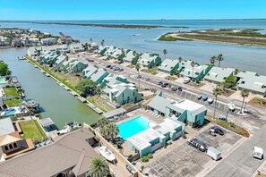 Un hôtel situé sur la côte, composé de plusieurs bâtiments, doté d’une piscine et d’un port de plaisance.