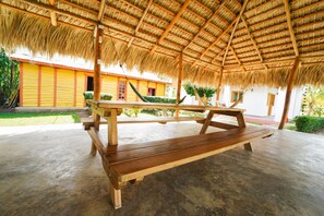 Outdoor dining - Rancho Papá Tan 8 habitaciones-Tu Refugio Privado para Vacacionar (Higuey)