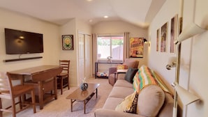 Smart TV - Peaceful 1-bedroom bungalow with AC in charming Milwaukie (Milwaukie)