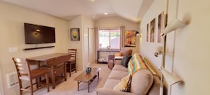 Smart TV - Peaceful 1-bedroom bungalow with AC in charming Milwaukie (Milwaukie)