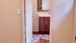 Hair dryer, bidet, toilet paper - Peaceful 1-bedroom bungalow with AC in charming Milwaukie (Milwaukie)