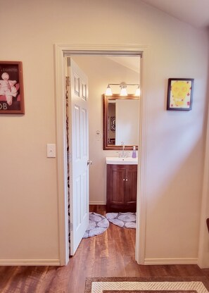 Hair dryer, bidet, toilet paper - Peaceful 1-bedroom bungalow with AC in charming Milwaukie (Milwaukie)