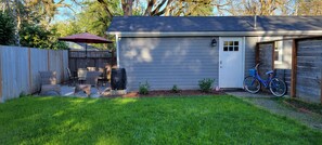 A backyard with a shed, a barbecue area, and a bicycle. - Peaceful 1-bedroom bungalow with AC in charming Milwaukie (Milwaukie)