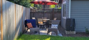 Outdoor dining - Peaceful 1-bedroom bungalow with AC in charming Milwaukie (Milwaukie)