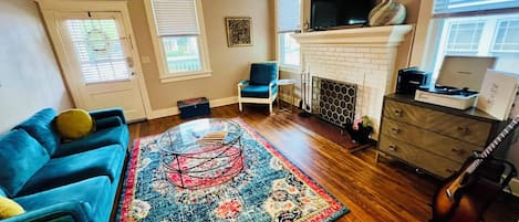 Smart TV, fireplace, books, music library