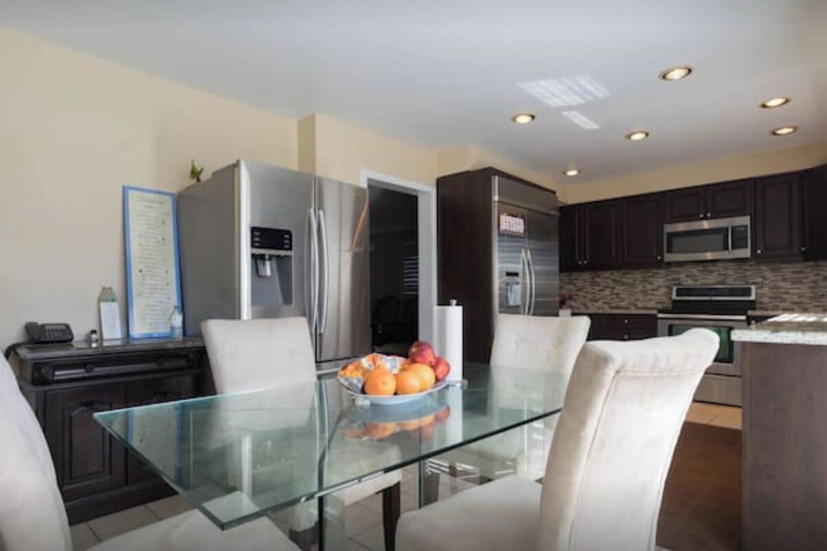 Room, 1 Bedroom, Fireplace | Dining room