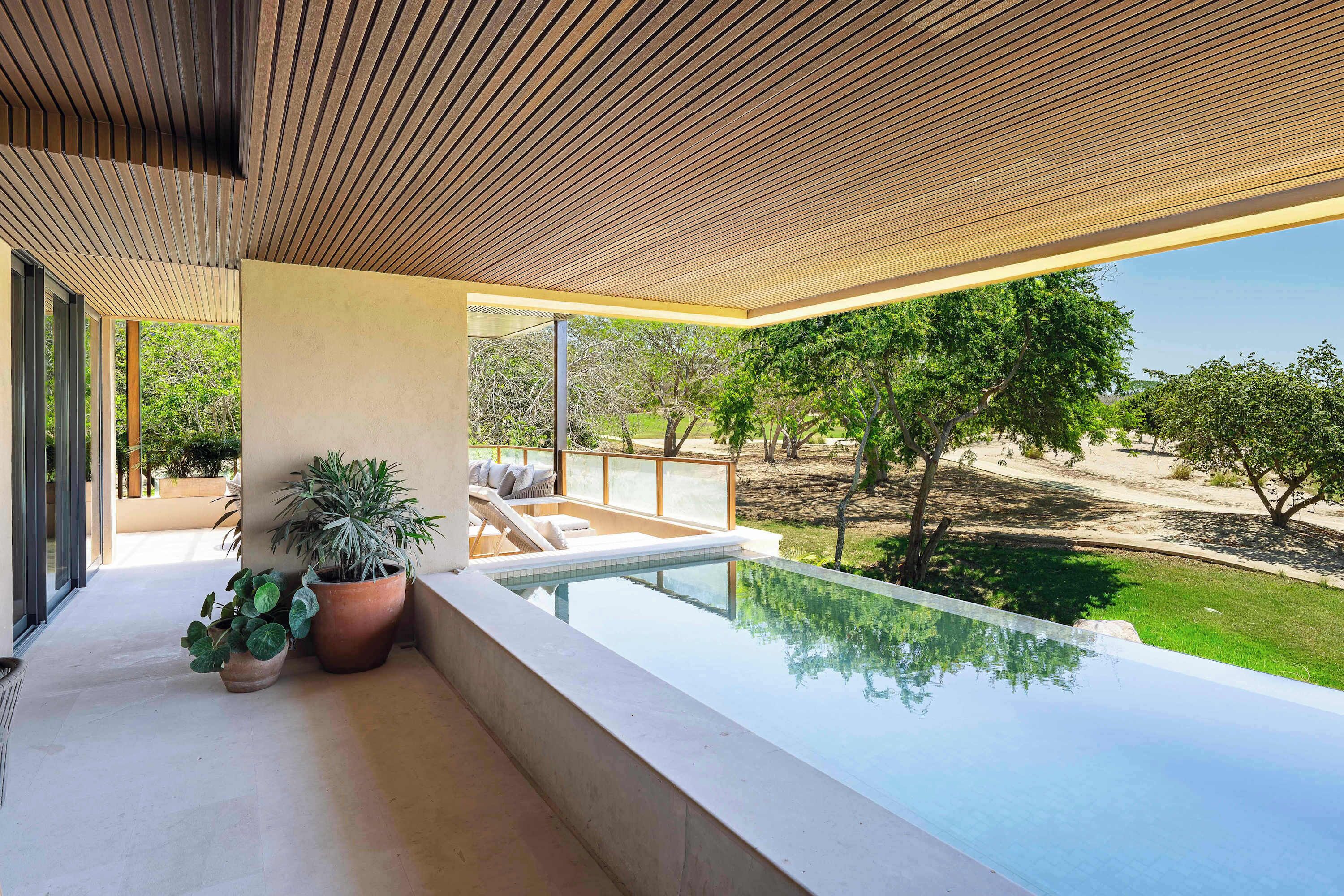 Un espace piscine extérieur moderne offrant une vue dégagée sur le paysage environnant.