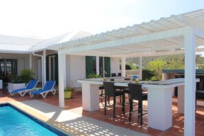 Outdoor dining - Island Heights (Baie Orientale)