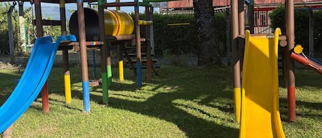 Une aire de jeux avec des toboggans et des structures d’escalade.