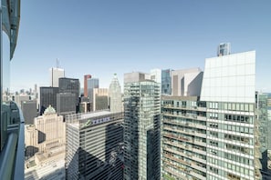 Stadsgezicht met moderne wolkenkrabbers, waaronder een opvallend TELUS gebouw.