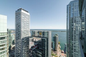Ein Hochhaus mit Blick auf das Meer und andere Gebäude.