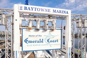 Schild für Baytowne Marina, Werbung für den Emerald Coast Blue Marlin Classic in Sandestin.