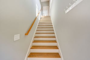 Eine Treppe mit Holzbodenstufen und weißen Wänden.