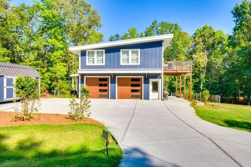 Waterfront Lake Hartwell Apt w Dock Access!