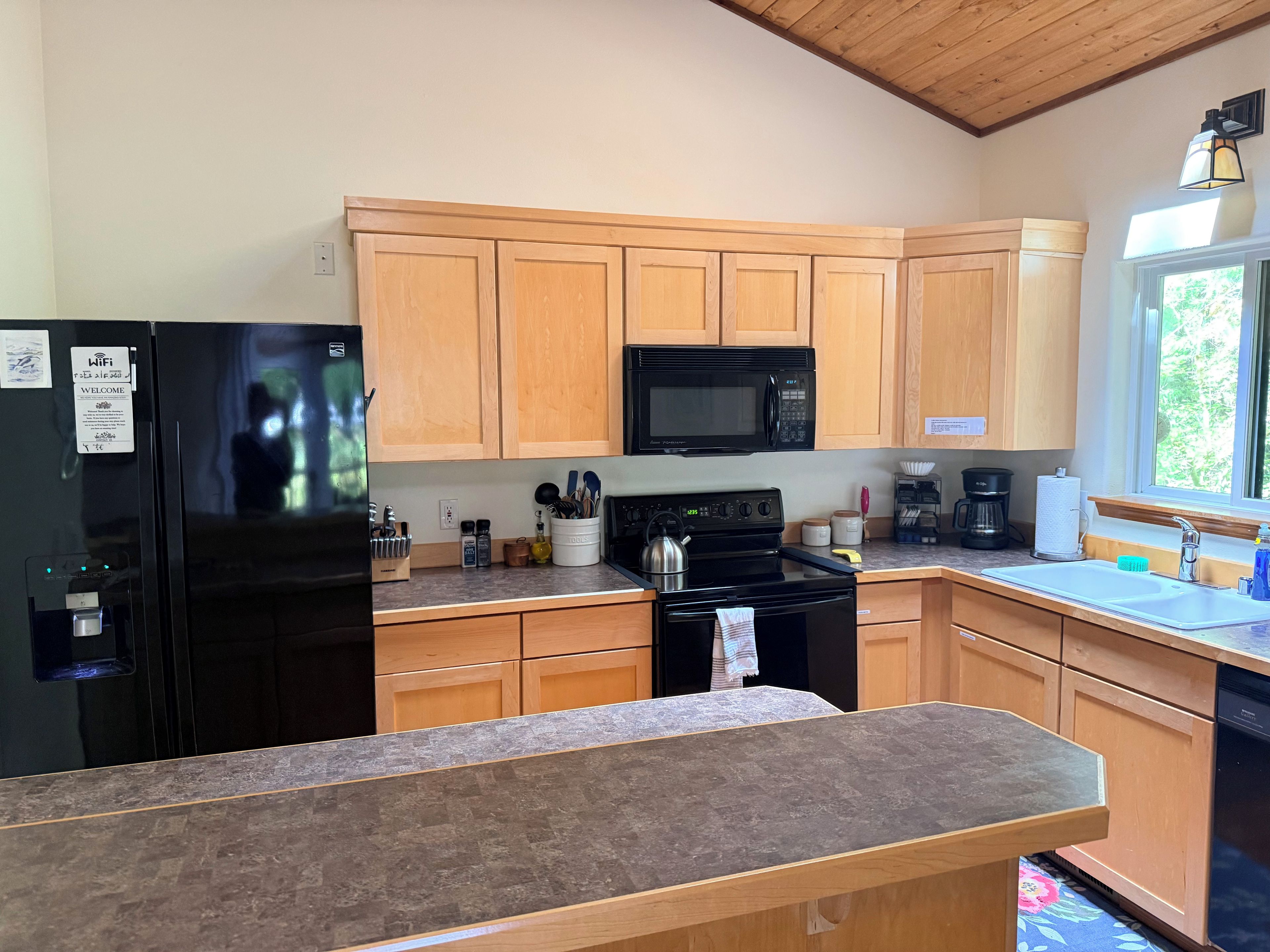Coffee/tea maker, fridge, microwave, oven