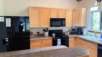 Coffee/tea maker, fridge, microwave, oven