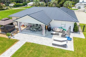 Il s’agit d’une propriété résidentielle dotée d’un patio couvert, d’un espace extérieur aménagé pour s’asseoir et d’un garage.