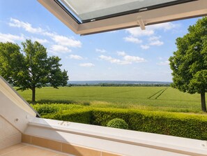 A balcony with a view of a green field and trees. - Meerbeck Vacation Rental (Meerbeck)