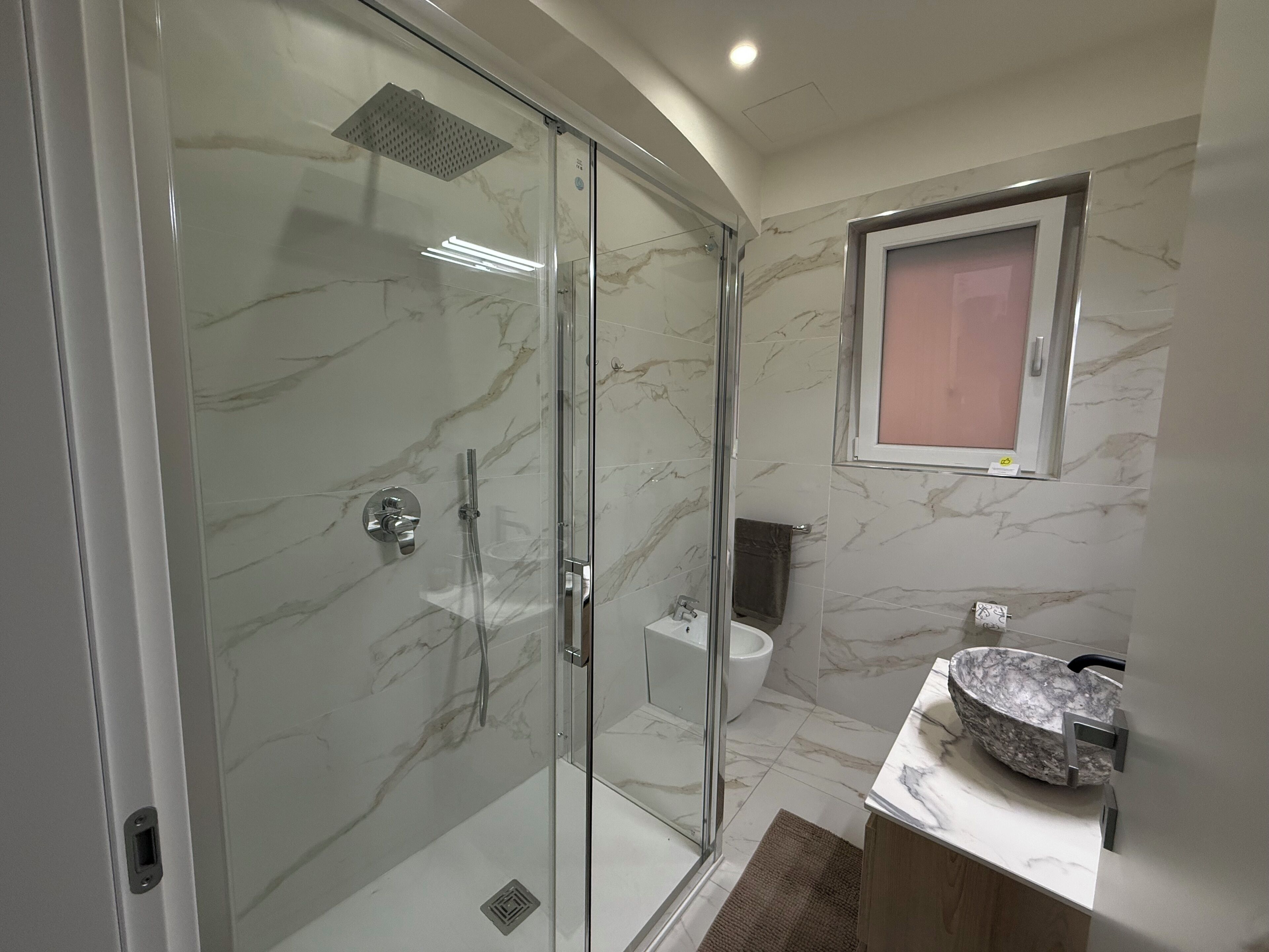 Dusche, Haartrockner, Bidet, Handtücher