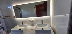 Bathroom - Babz Residence, A private countryside retreat in a serene natural setting (Lutaba Trading Centre)