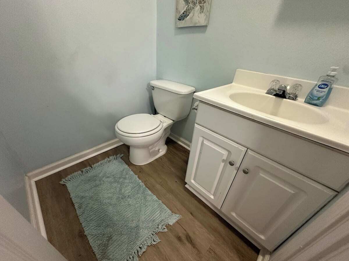 Ein Badezimmer mit Toilette, Waschbecken und Schrank.