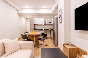 Apartemen Klasik, balkon, pemandangan kota | Interior