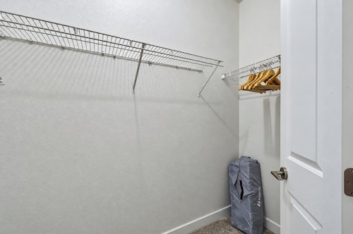 Serene Luxe 2BR/2BA Pool-Gym-Free Parking K1