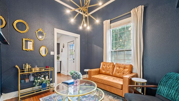 Living area - Stay in the Heart of Georgetown 2 BDR near Square (Georgetown)