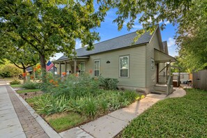 Unclassified image, 2 of 43, button - Stay in the Heart of Georgetown 2 BDR near Square (Georgetown)