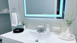 Bathroom - Cozy Modern Oasis near Kelley Square (Worcester)